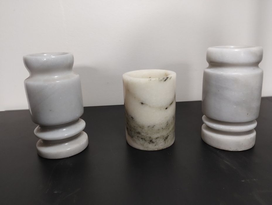 Красива малка ваза от мрамор.