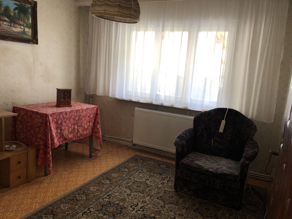 Apartament de vânzare/închiriere cu 3 camere decomandat Costesti Arges