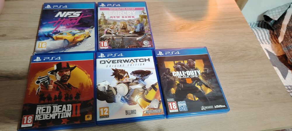 Vând jocuri de PS4 și ps vita