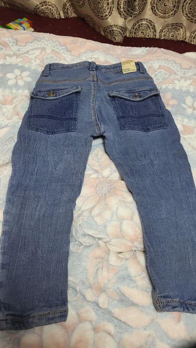 Jeansi Zara marimea 104, dublați.