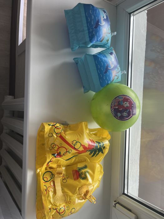 Нарукавник,мяч и жилет для плавания