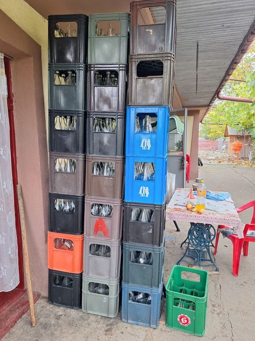 Vând navete cu sticle apă minerală