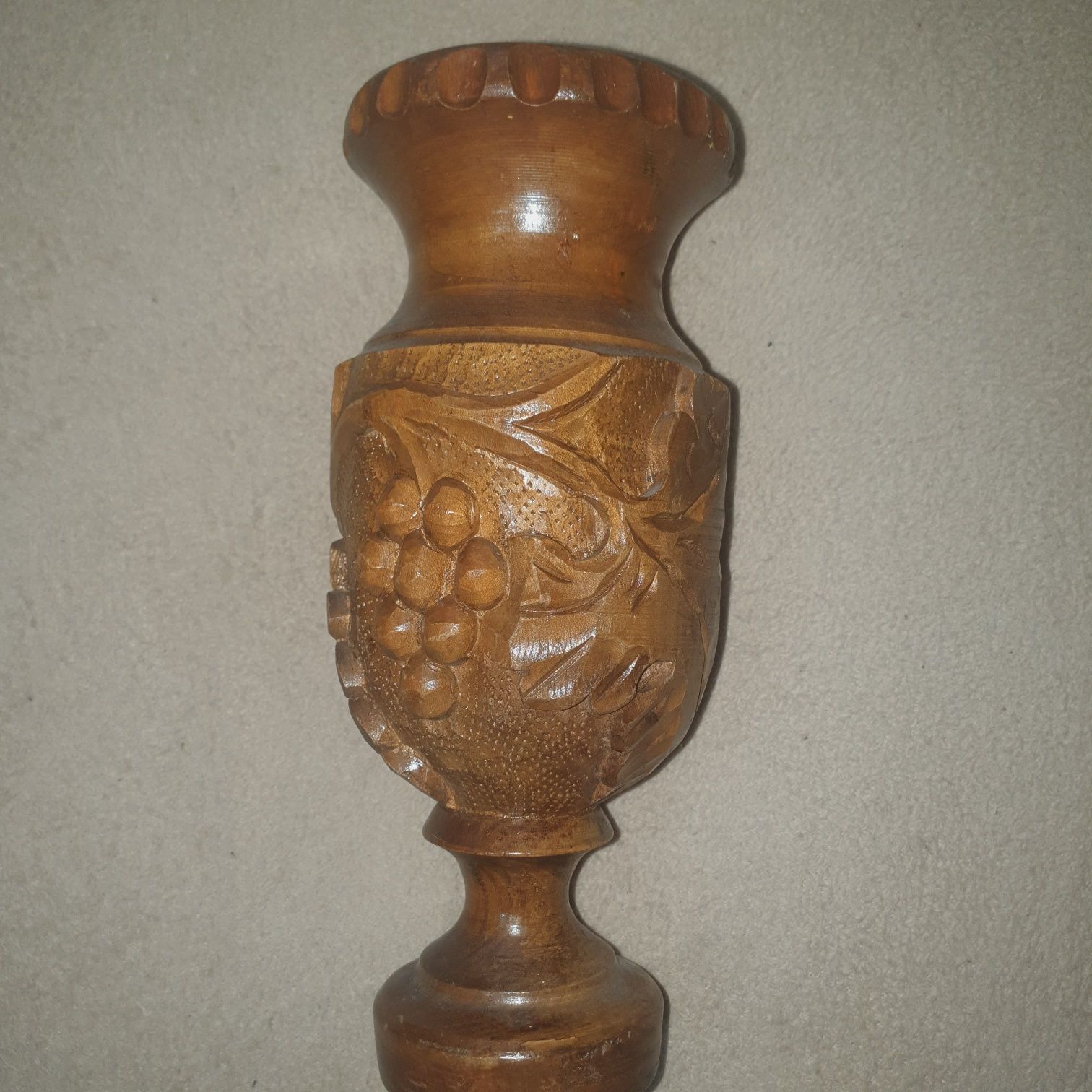 Farfurie si vaza din lemn sculptat cu struguri