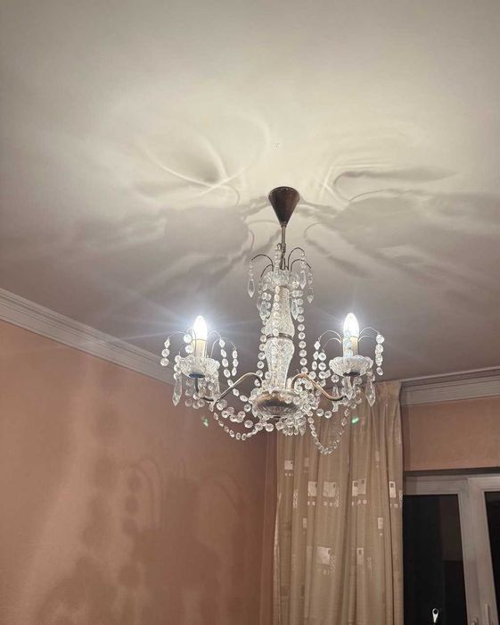 Продаю 2 хрустальные люстры по 1 цене