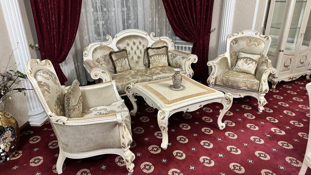 Мебельный гарнитур в классическом стиле (диваны, стол, витрины, комоды