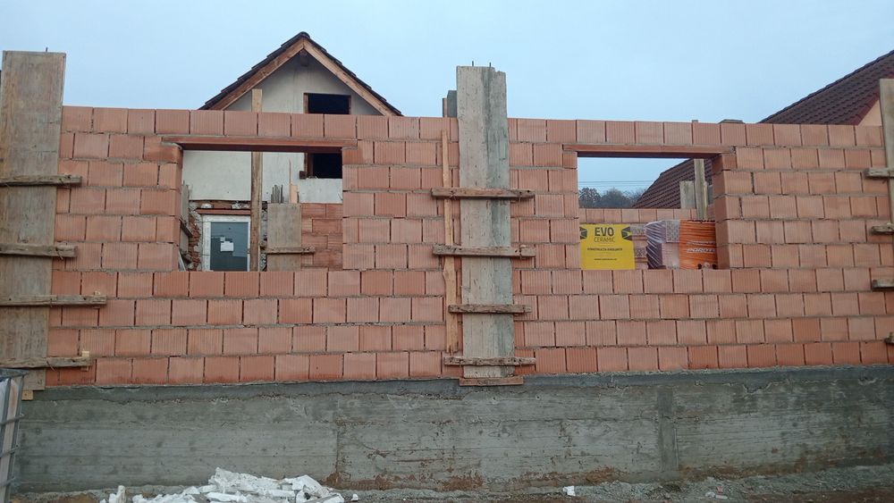 Construim case la rosu