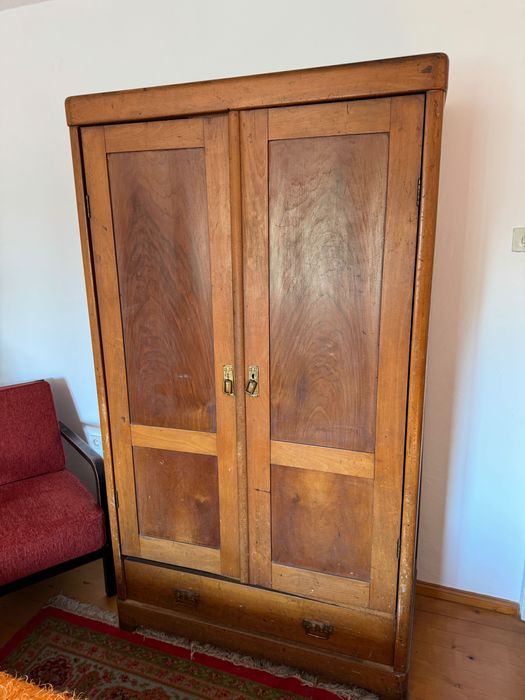 Dulap vechi în stare foarte bună