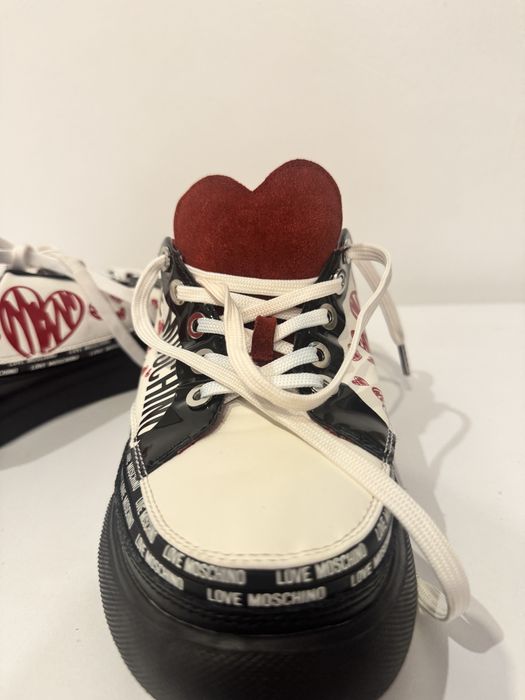 Adidasi Love Moschino