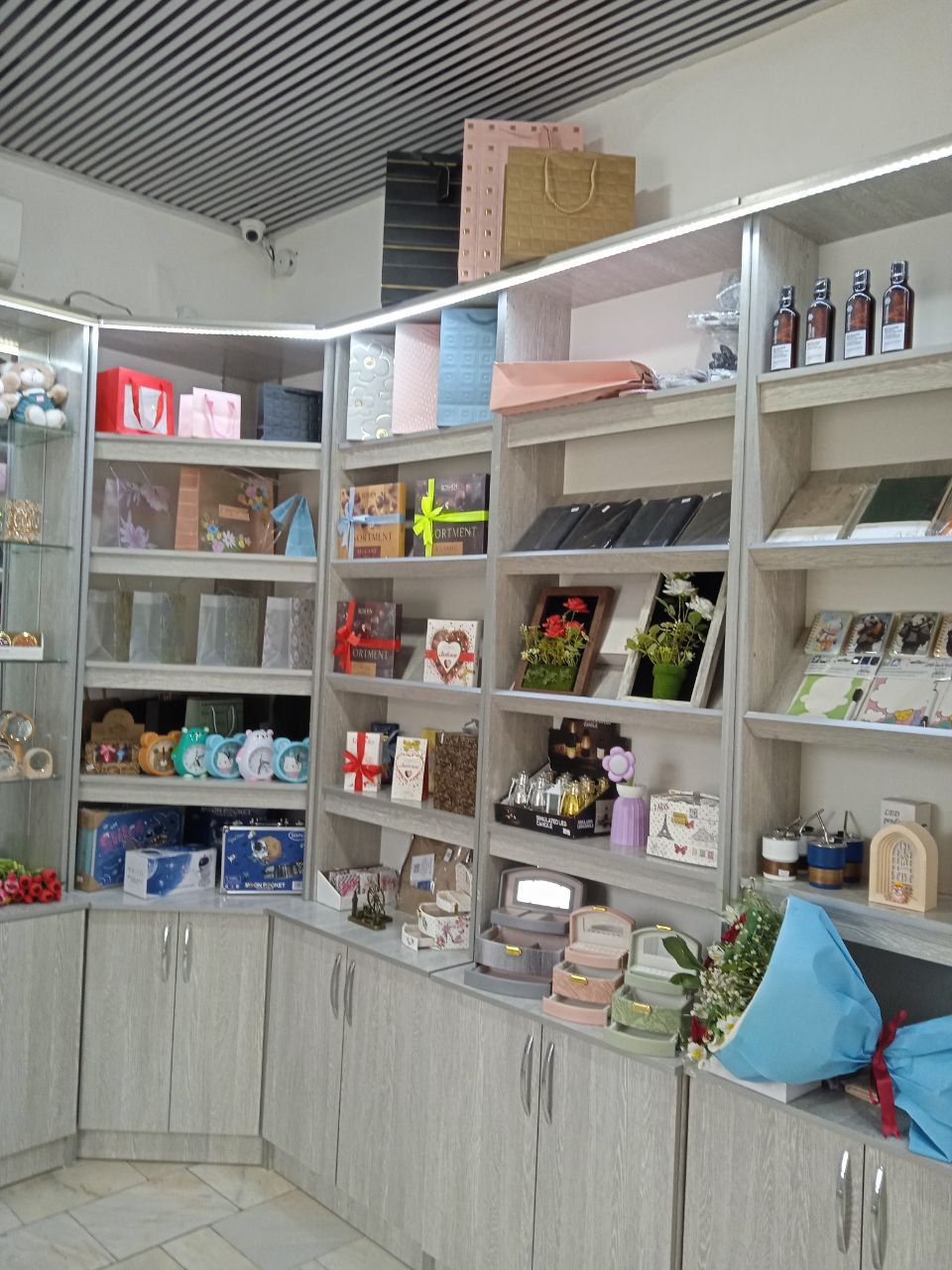 Magazin uchun mebel