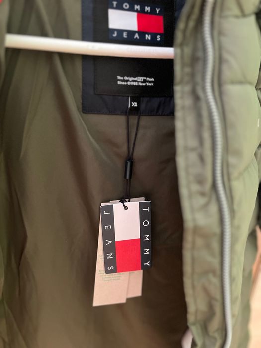 Vând geaca nouă Tommy jeans