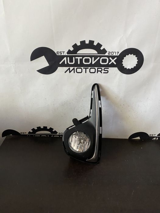 Proiector ceata stanga cu grila Toyota Yaris an 2014-2017