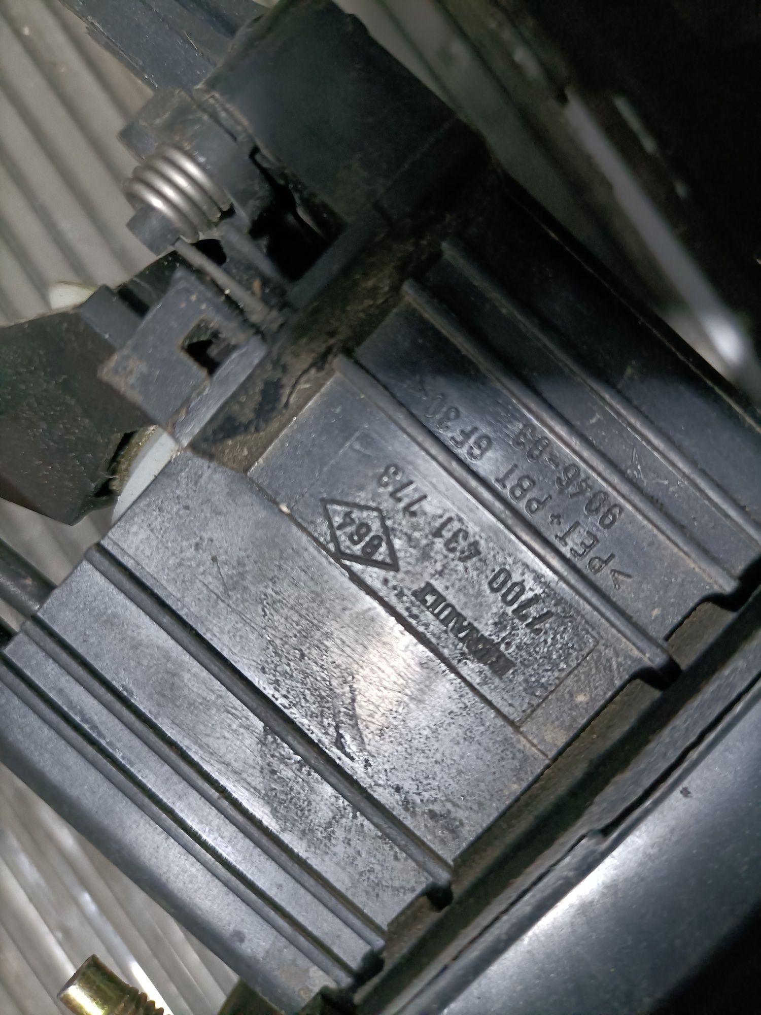 Încuietoare butuc spate Renault Clio symbol