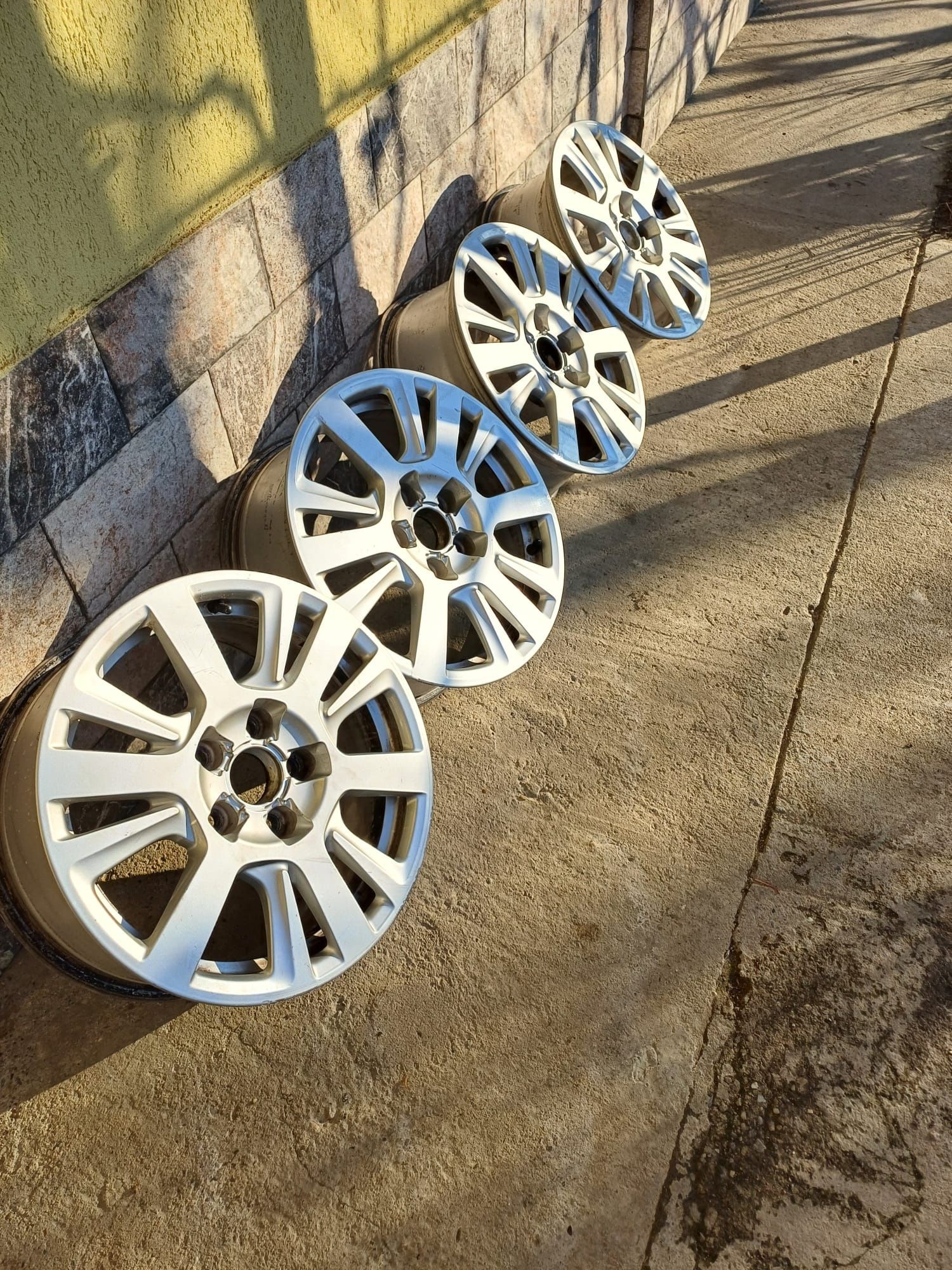 Vând jante Audi  R17 ,preț 2000 lei.