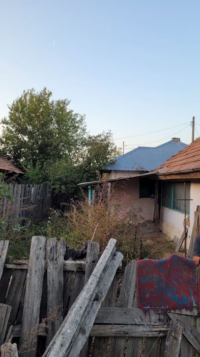 Casă bătrânească de VÂNZARE