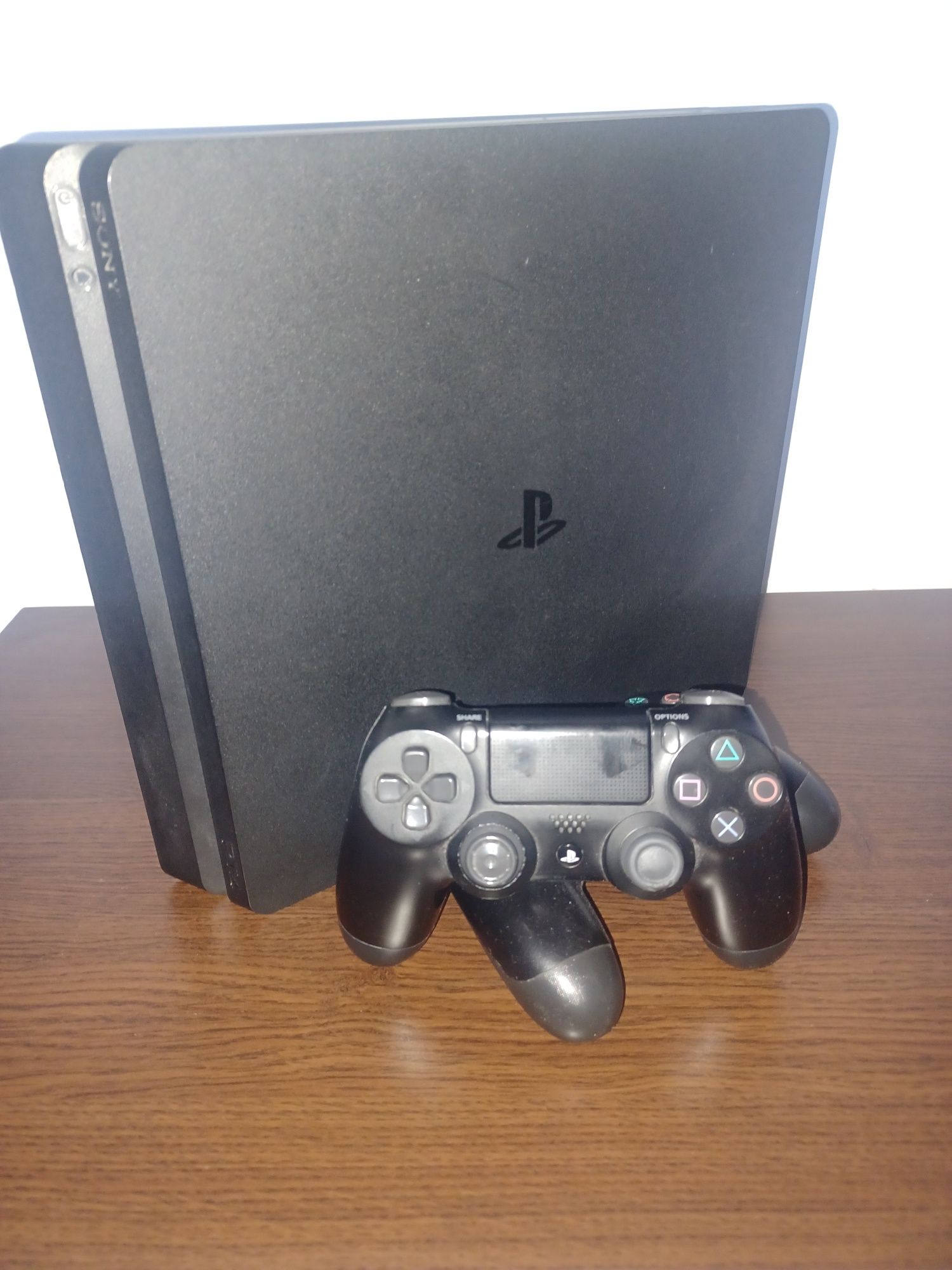 Vând ps4 slim 500gb + 4 jocuri