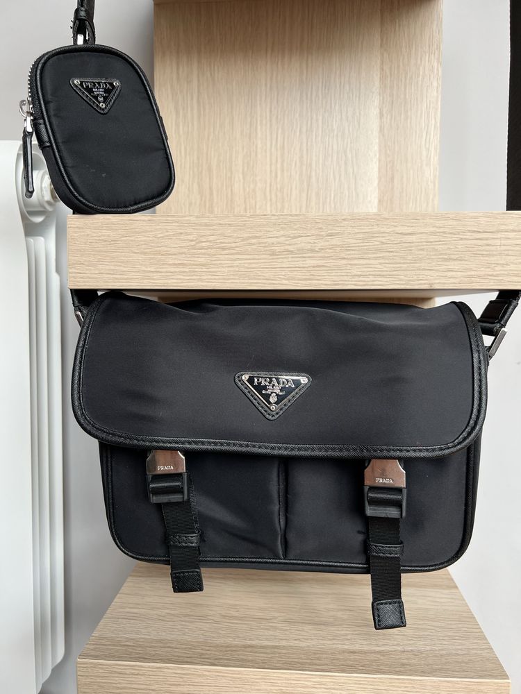 Prada чанта чисто нова; може коментар по цената