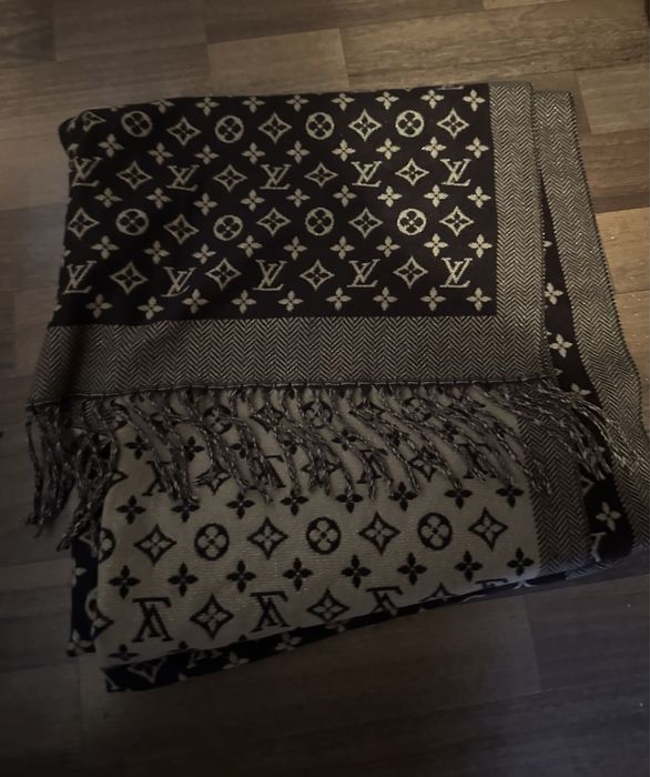 Vand esarfa LV, noua 50 lei