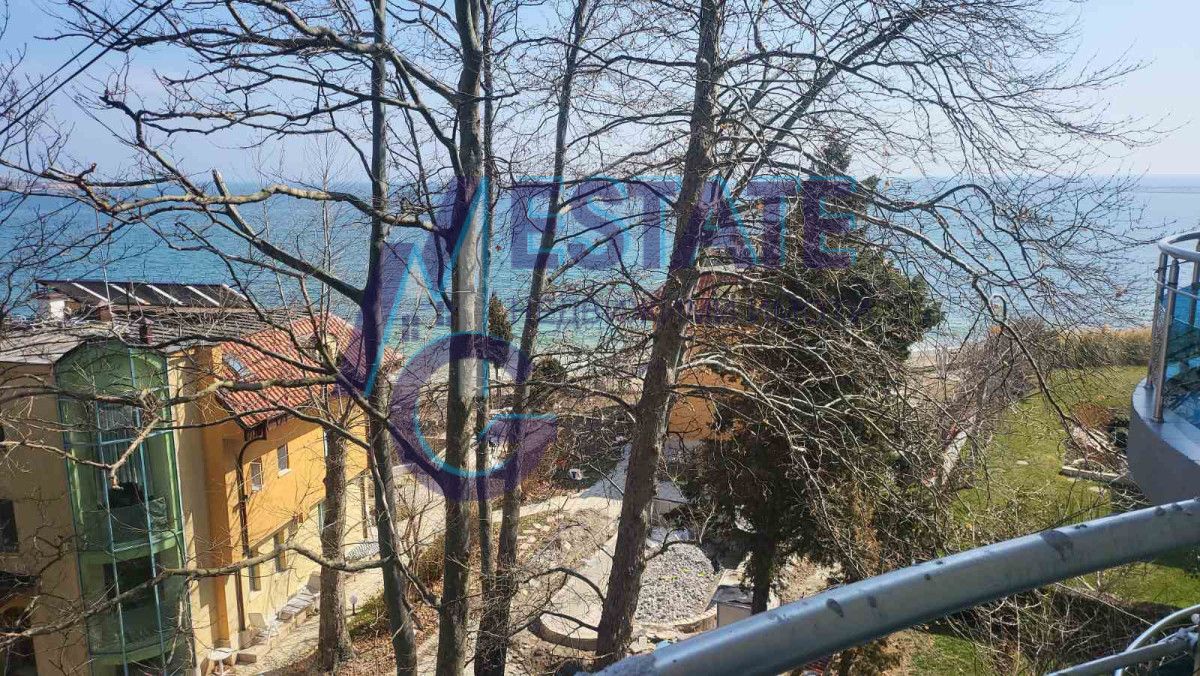 Апартамент с две спални  на първа линия море в Равда