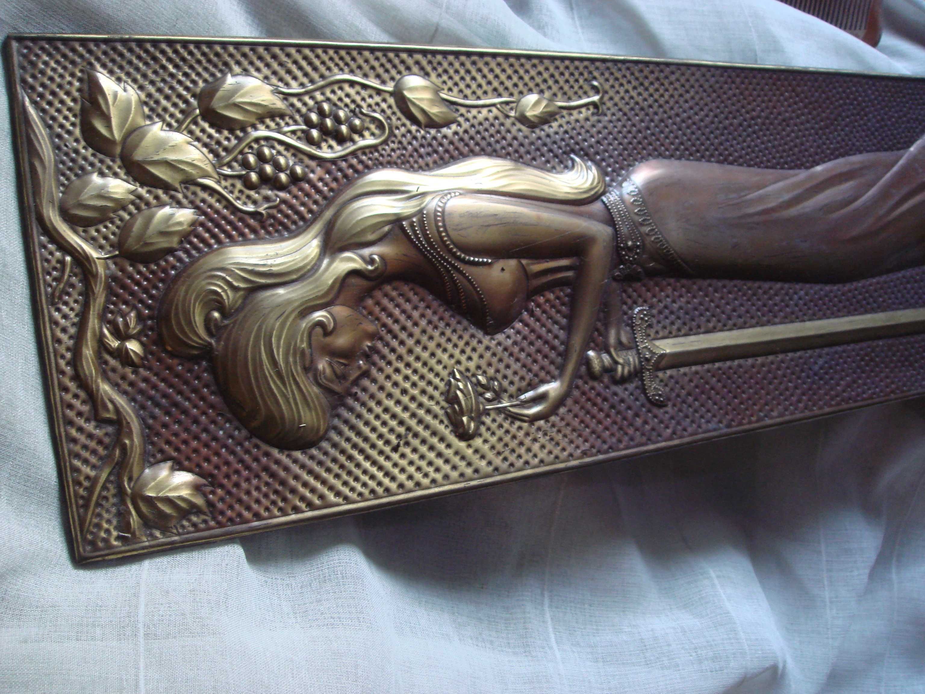 Большая чеканка девушка воин с мечом около 50 см старинная латунь