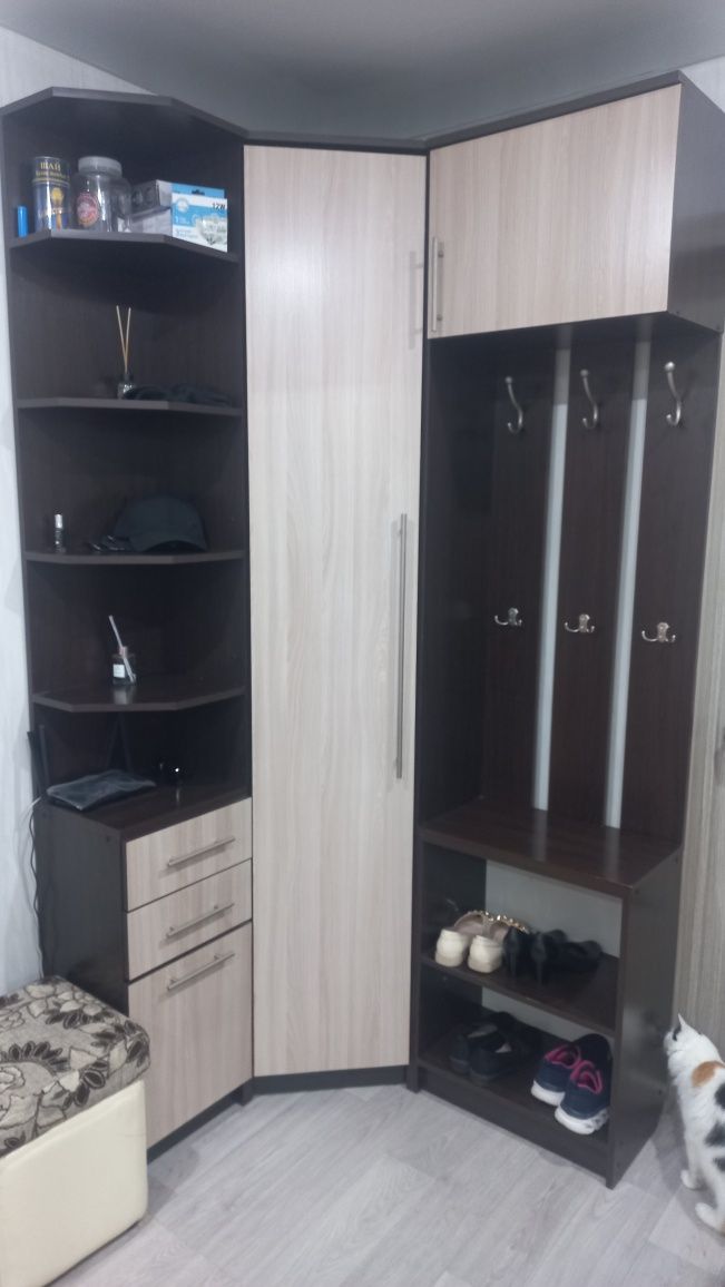 Продам угловую прихожую