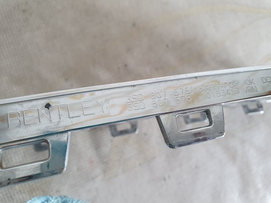 Grila crom dreapta bara fata Bentley GT GTC dupa 2018 cod 3SD807676A