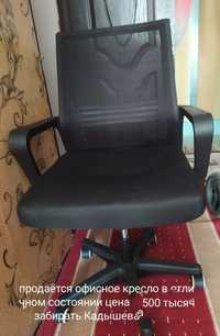 Продам офисное кресло и детский стул для кормления