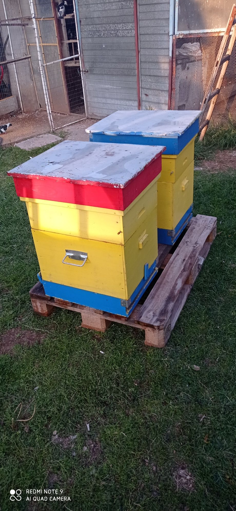 Продавам два броя пчелни кошери празни без пчели почти нови