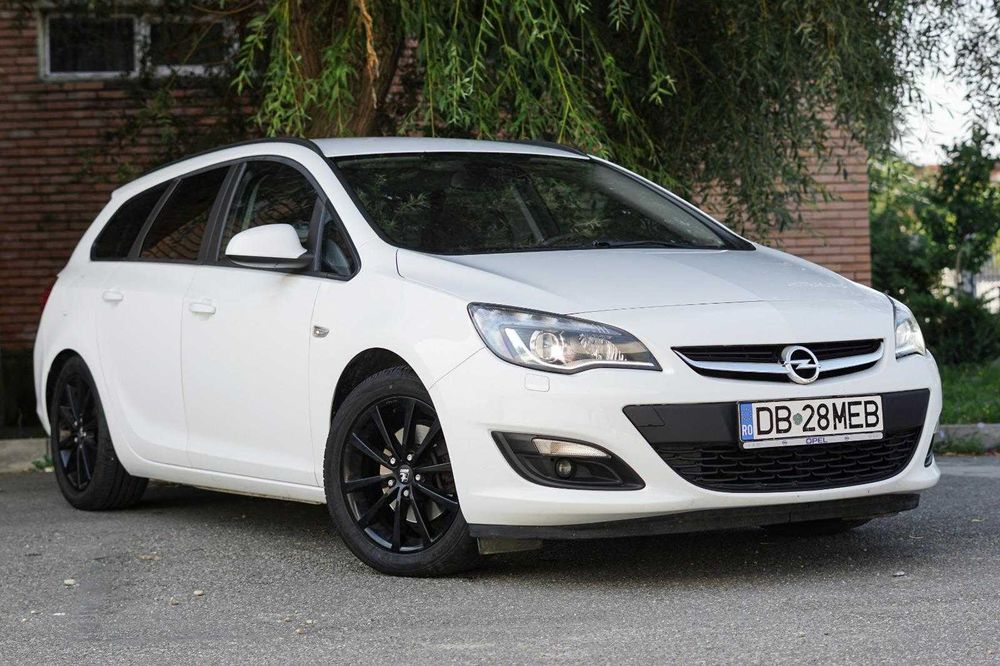 Opel Astra J | Xenon | Senzori | Navigatie | Incalzire in scaune