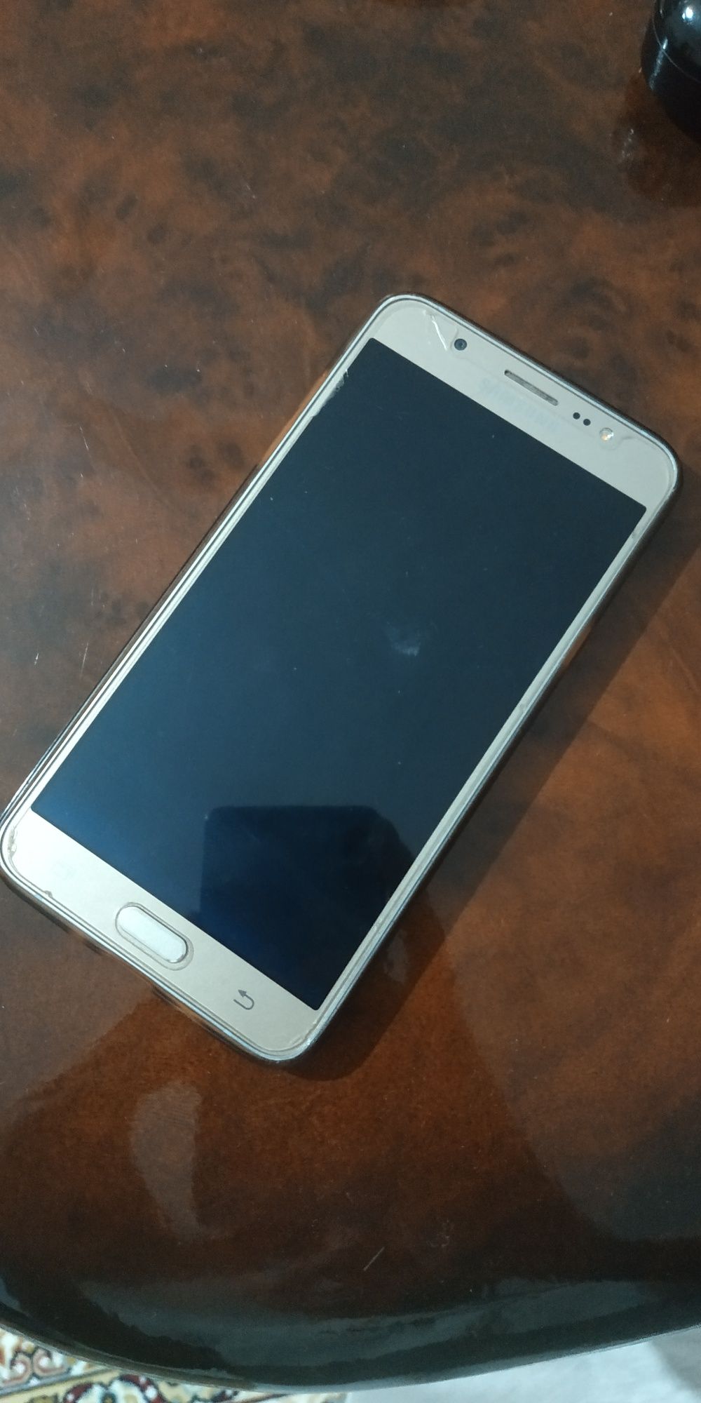 Продам смартфон SAMSUNG Galaxy J7 2016 года