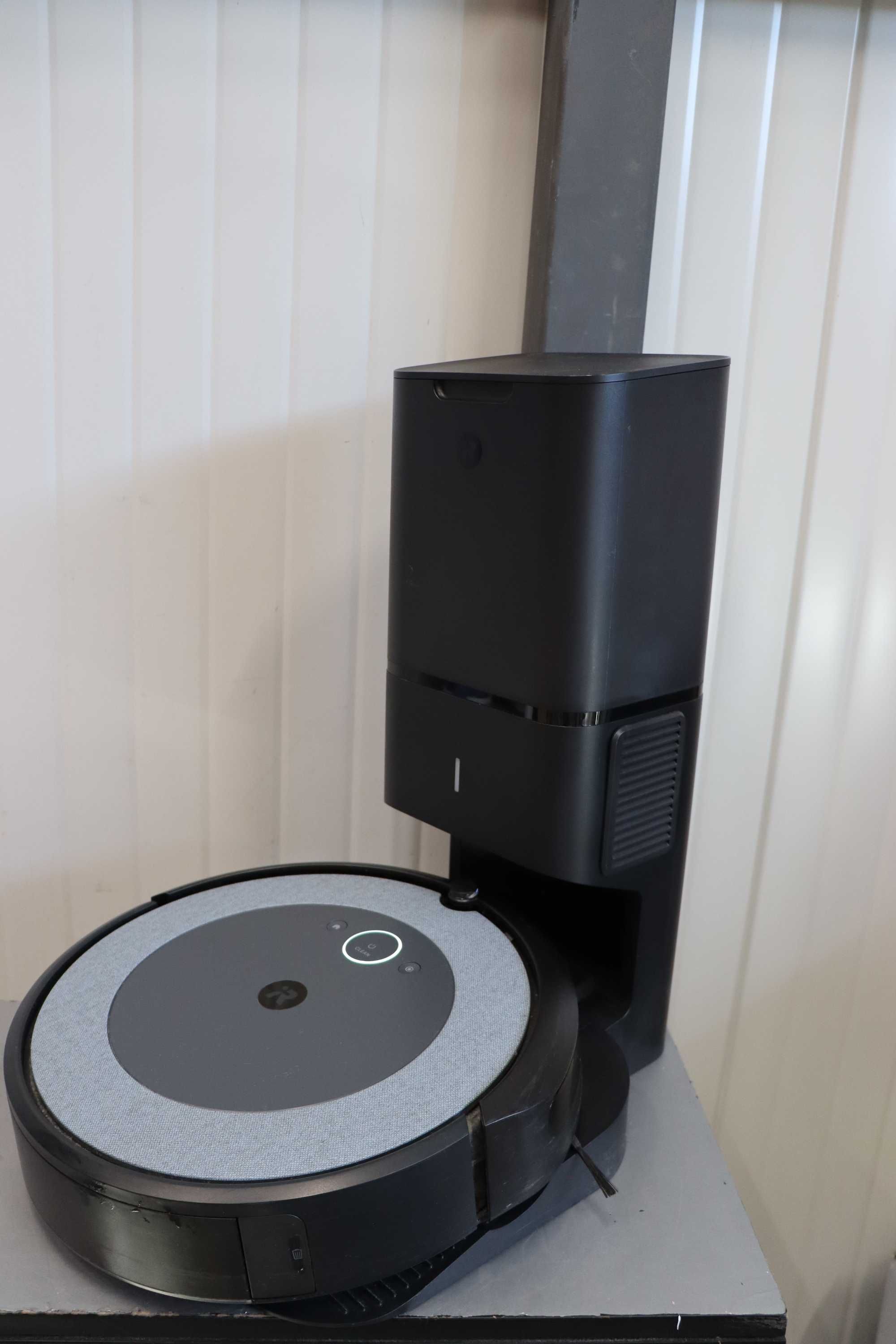 Робот прахосмукачка със самопочистваща станция iRobot Roomba i3+ i3554