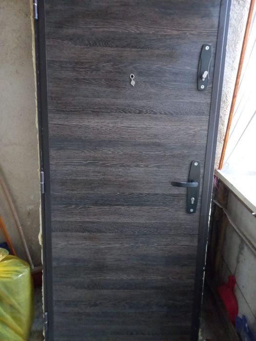 Ușa de intrare apartament