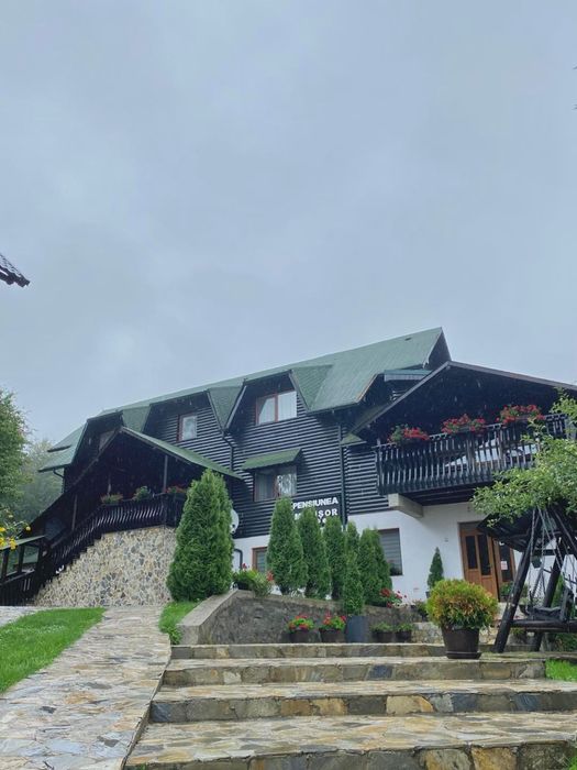Cabană de inchiriat cu piscina, sauna, jacuzzi si sala de jocuri