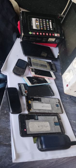 Телефони за части