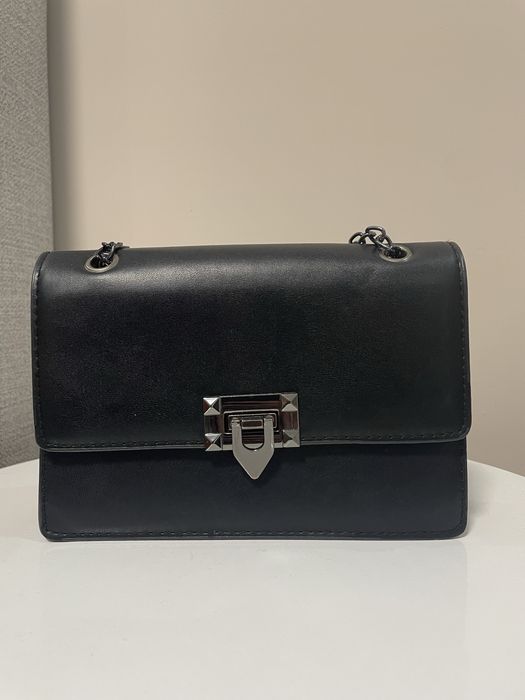 Черна малка чанта през рамо