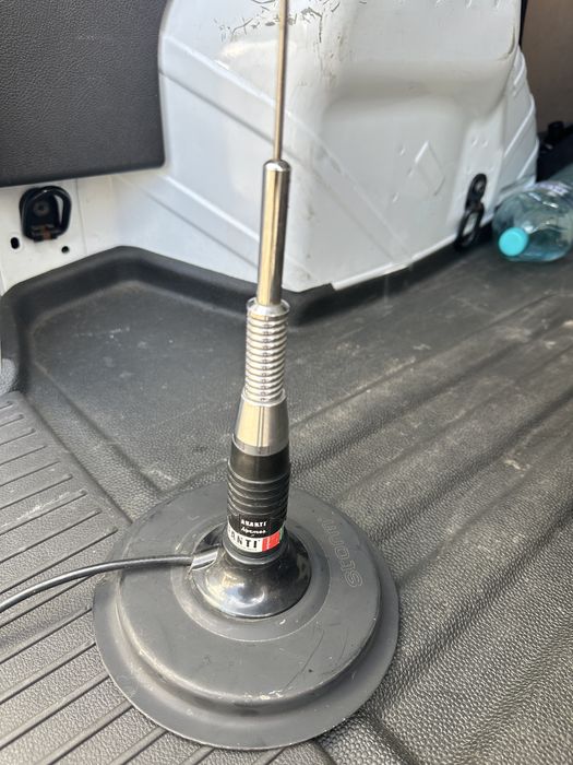 Vand antena CB in stare buna de functionare.