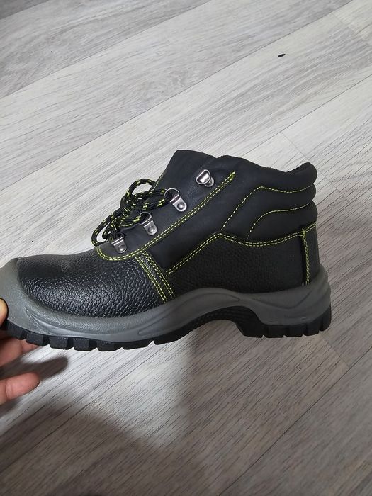 Продам спец ботинки