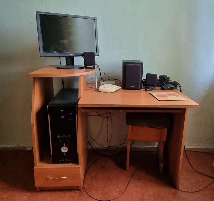 Продам компьютерный стол
