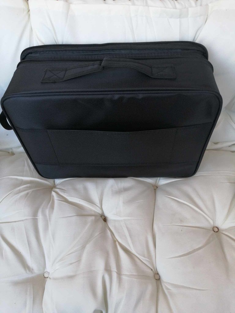 Страхотен стабилен куфар за козметика лакове и грим