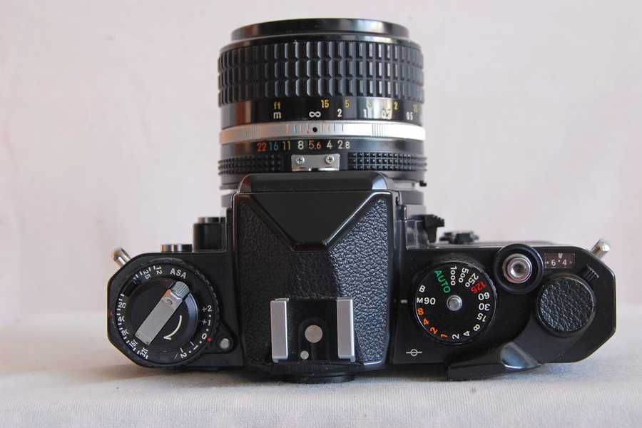 Aparat foto film clasic nikon fe cu obiectiv nikkor 2.8 35