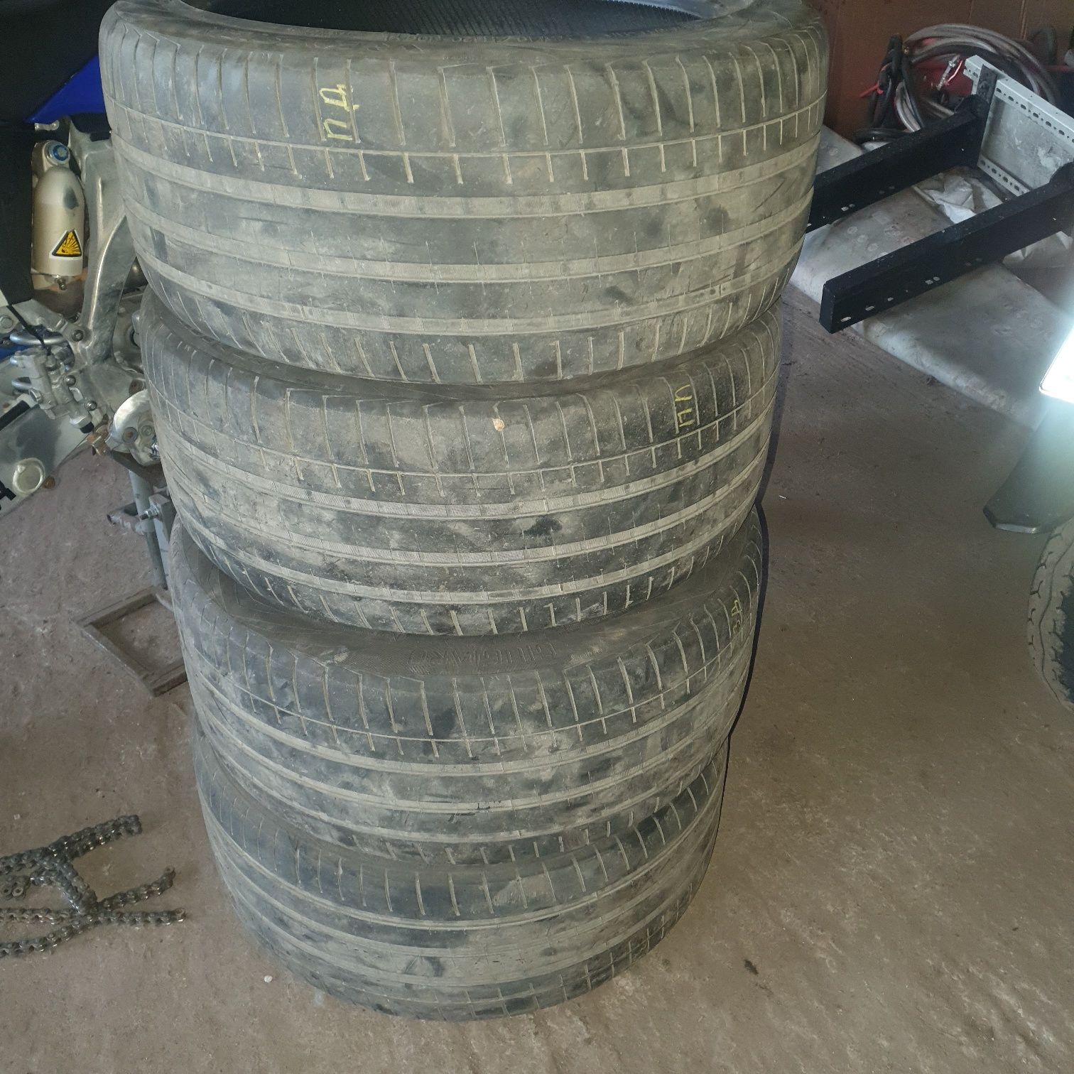 275/40R20 Vredestein