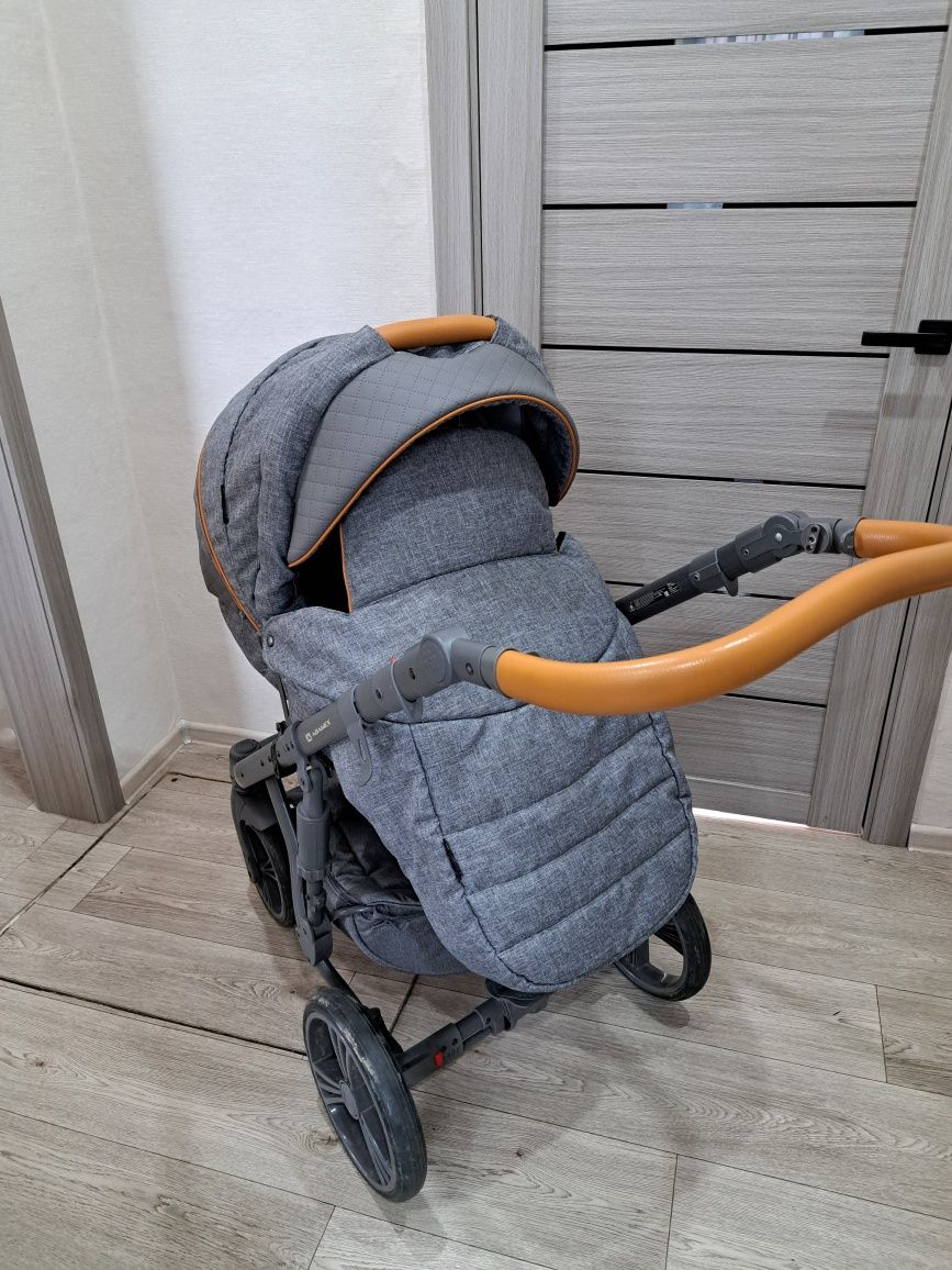 Продам детскую коляску Adamex