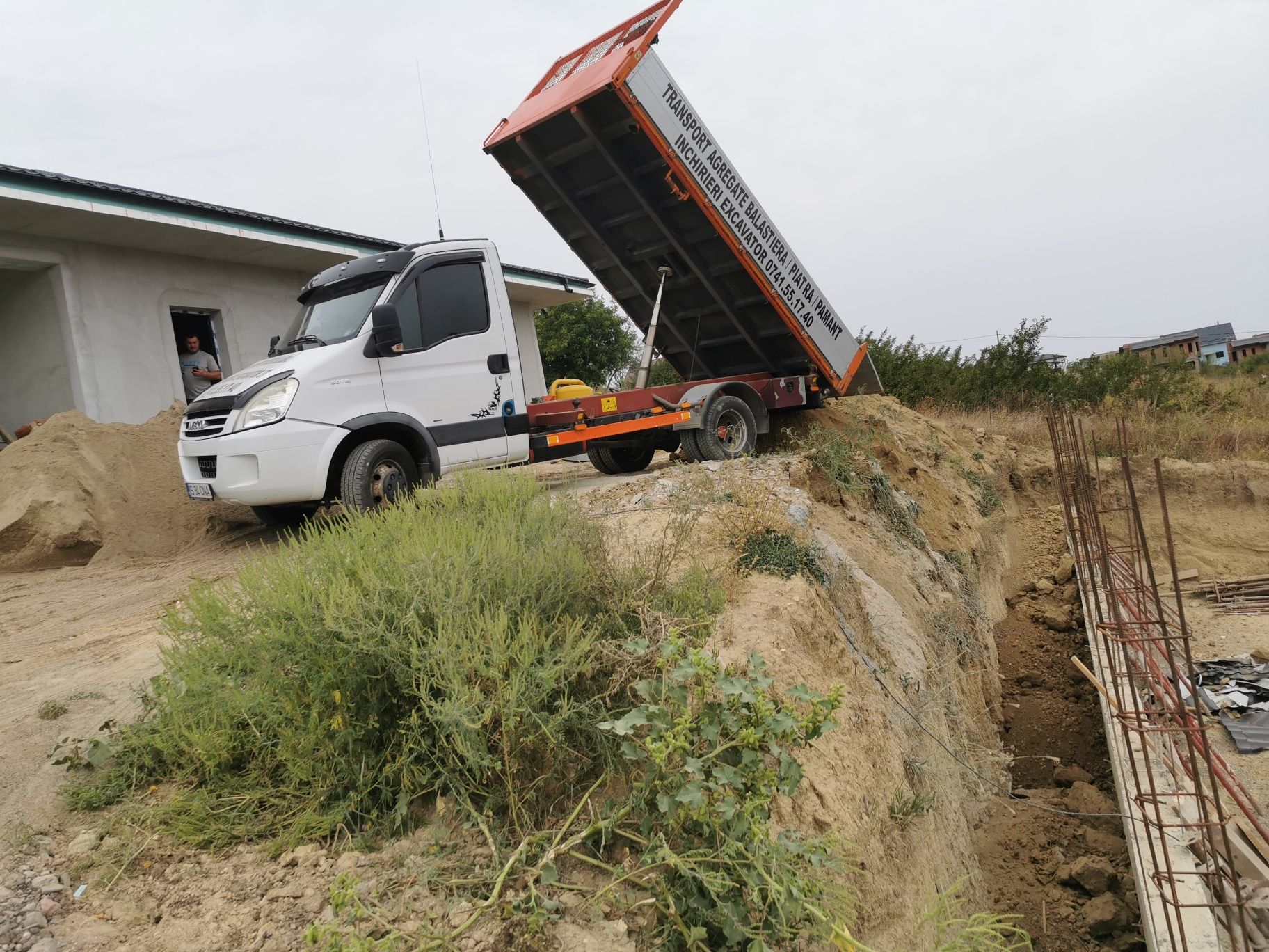 Miniexcavator bobcat excavații balast nisip pamant buldoexcavator