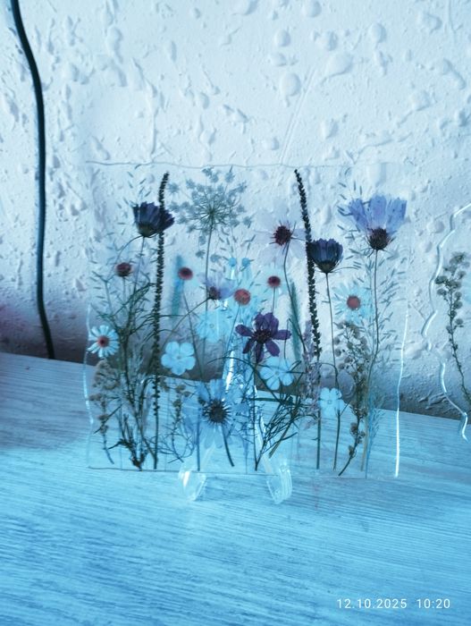 Панно картина из настоящих цветов и эпоксидной смолы с сухоцветами