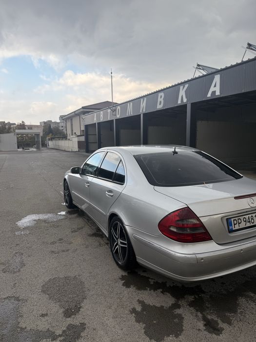 Mercedes e220.