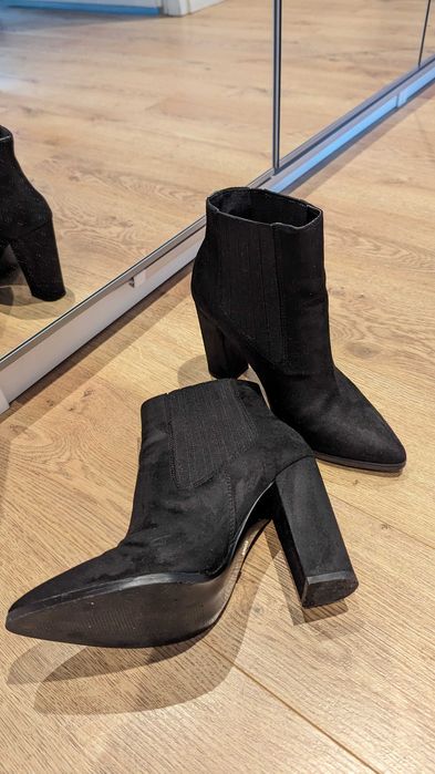 Ghete negre cu toc, catifea, 38, elegante, purtate o data.