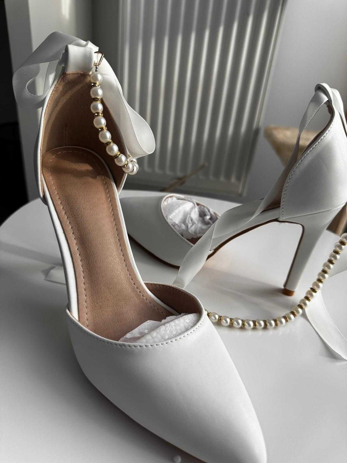 Pantofi pentru mireasa noi cu perle si funda, marime 37, toc 9.5cm