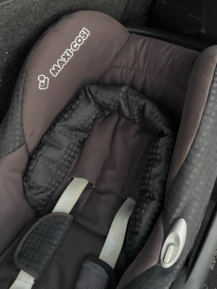 Maxi Cosi ISOFIX база + Maxi Cosi Cabrio Fix столче за кола seat