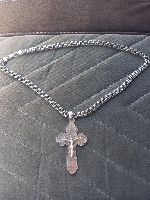 Продам серебряную цепь с крестом