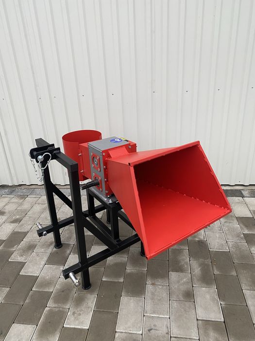 Tocator de crengi dupa tractor