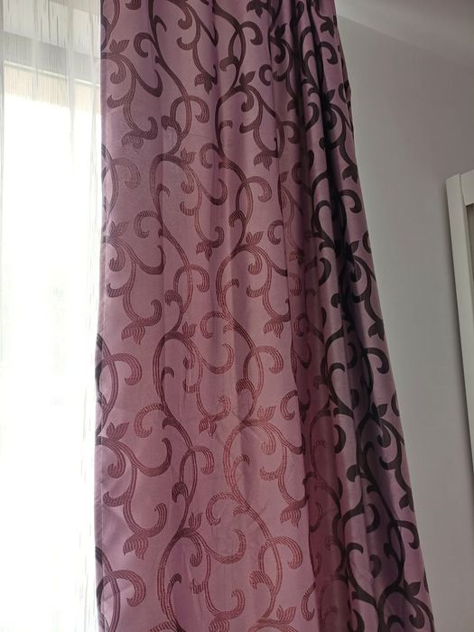 Vând set  perdea  alba cu model si draperie mov cu rejansa